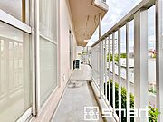 ～洗濯物も干しやすいバルコニー～ ・バルコニーには物干し竿受けが標準装備されております。 ・テラス屋根等のオプションもお気軽にご相談くださいませ。 