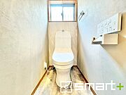 ～やはり便利なタンク式トイレ～ ・最近はタンクレストイレもございますが、タンク式の場合は停電時もお水を流すことが可能。 ・故障時なども比較的費用が安くなるなど、メリットが多くなります。 