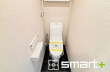 ~新品交換済みのトイレ~ ・温水洗浄機能付きに新品交換済みなので快適ですね。 ・トイレットペーパーや掃除用具などもしまえる収納付き。