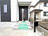 玄関：〜お住まいの顔「玄関」〜 ・玄関ドアの上にはもちろん軒がございますので、雨の日でも濡れずに鍵の開閉が可能です。 ・鍵は防犯性に優れたディンプルキーを採用。 