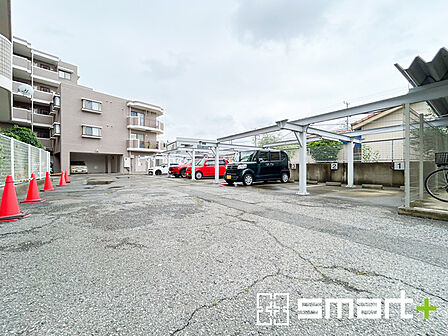 ~便利な平面駐車場~ ・広い敷地を活かした平面式の駐車場。車の出し入れが楽で利便性に優れます。 ・空き状況などもお気軽にお問い合わせくださいませ。