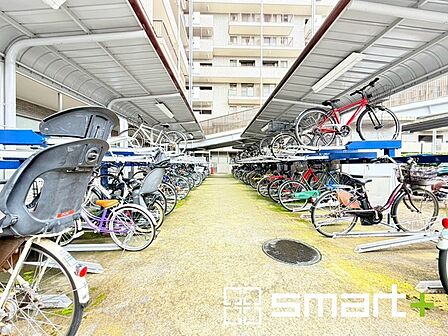 ～敷地内に駐輪場もございます～ ・もちろんですが駐輪場もございますので、自転車をご利用の方もご安心くださいませ。 ・ご内覧の際はぜひ共用部も併せてご確認ください。 