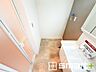 洗面：～シャワー付き洗面台を採用～ ・洗面台の蛇口がホースで伸びシャワーとしてご利用可能。 ・朝の寝ぐせ直しなどにシャワーを使いたい時、洗面台の掃除をする際にも便利にお使いいただけます。 