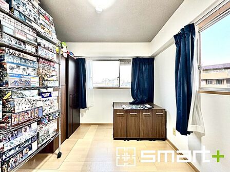 ~自然な風合いの洋室~ ・ナチュラルな色彩で纏められた洋室は家具のコーディネートもしやすくなっております。 ・どんな家具にするか考えるだけでも楽しくなってきますね。