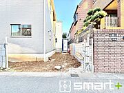～閑静な住宅街の立地～ ・周辺は閑静な住宅街となっておりますので、静かな暮らしをご実現いただけます。 ・前面道路の交通量も多くないので、小さなお子様がいるご家庭でもご安心ですね。 