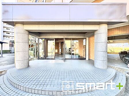 ~管理の行き届いたエントランス~ ・お住まいの「顔」でもあるエントランス。管理会社の方でしっかりと管理されております。 ・ぜひ現地でご体感くださいませ。