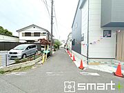 ～十分な広さのある前面道路～ ・前面道路は約4ｍございますので、お車でのすれ違いも可能で余計なストレスがかかりません。 ・日々お車での移動が多い方には大切なポイントですね。 