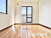 ～2面採光の明るいお部屋～ ・洋室は2面採光とする事で穏やかな陽の入る明るい空間となっております。 ・くつろぎのプライベート時間を明るい空間で穏やかにお過ごしいただけます。 