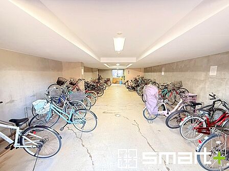 ~敷地内に駐輪場もございます~ ・もちろんですが駐輪場もございますので、自転車をご利用の方もご安心くださいませ。 ・ご内覧の際はぜひ共用部も併せてご確認ください。