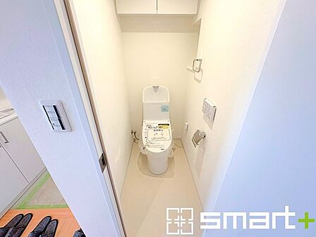 ～新品交換済みのトイレ～ ・温水洗浄機能付きに新品交換済みなので快適ですね。 ・トイレットペーパーや掃除用具などもしまえる収納付き。 