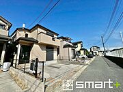 ～十分な広さのある前面道路～ ・前面道路は約4.5ｍございますので、お車でのすれ違いも可能で余計なストレスがかかりません。 ・日々お車での移動が多い方には大切なポイントですね。 