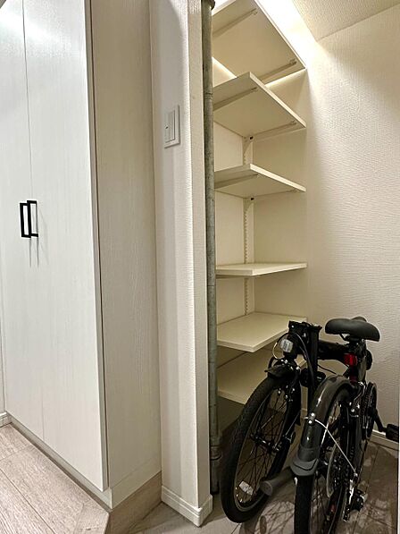 玄関横に配された便利なマルチ可動棚
