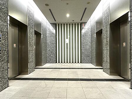 混雑を緩和するエレベーター4基完備