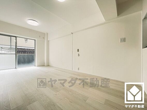 大きな窓があり...