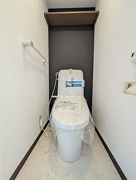 清潔感のある快適な温水洗浄便座付きトイレです