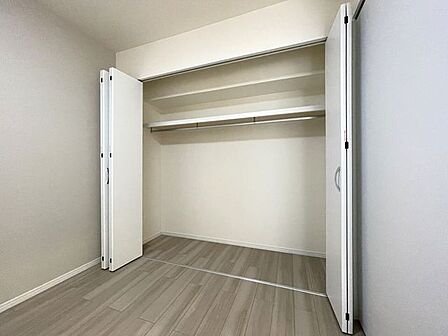 ◇クローゼット◇大容量のクローゼット完備。お洋服もたくさん収納できて、お部屋がスッキリします。ハンガーパイプが設置されており外套や大切なお洋服は傷まないよう、そのままかけて収納できます。