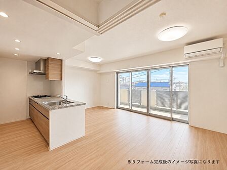 【新規リノベ進行中】南面にワイドバルコニーが広がり、日差しと風を感じる居心地のよいリビング空間。