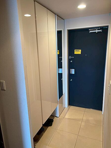 玄関に鏡があるので身だしなみの最終チェックができます