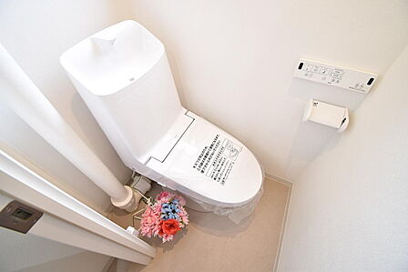 ウォシュレット内蔵の節水型トイレ設備を採用♪