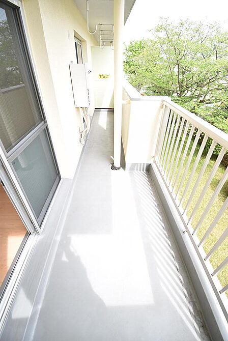 ２部屋から出入り可能なワイドスパンのバルコニーです♪