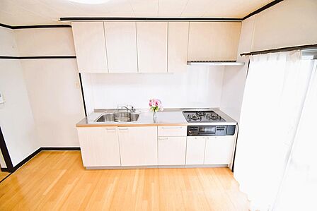ゆとりあるシンクと３口コンロを完備したシステムキッチンを採用。吊戸棚付きで整理整頓も楽々です♪
