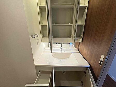 三面鏡裏収納に加え、引き出し収納も充実した洗面化粧台。洗面用品やストック品を整理しやすく、使い勝手の良い収納力が魅力です。