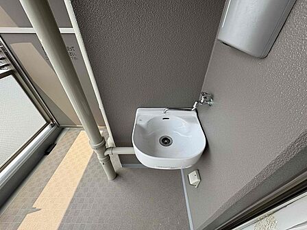 バルコニーには便利なスロップシンクを設置。ガーデニングの水やりや掃除、靴やアウトドア用品のお手入れなど、さまざまな用途に活躍します。