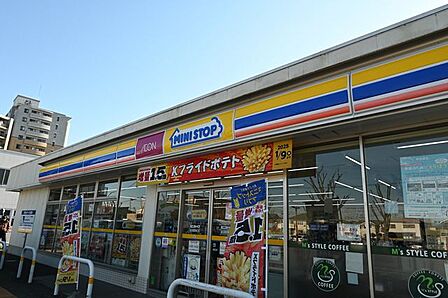 ミニストップ 新白岡駅東口店★新白岡駅から徒歩約2分★24時間営業で、駐車場は15台分完備されており車での来店も安心です。店内では、お酒やたばこ、手づくりおにぎりや弁当などの食品を取り扱ってい…