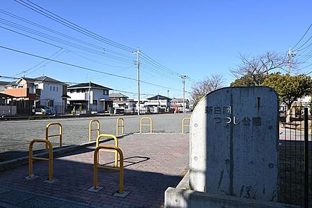 新白岡つつじ公園★花壇では四季折々の花々を楽しめます★白岡ニュータウン内に位置し、ブランコ、鉄棒、砂場などの遊具が整備されています。広場では子どもたちが自由に遊ぶことができます。 230m