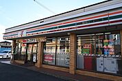 セブン-イレブン 白岡西7丁目店★日々の家事や用事を効率的にサポート★さいたま栗橋線沿いの角地に位置し、駐車場を完備しています。24時間営業で、隣にはマクドナルドがあり、家族でのお出かけや食事…