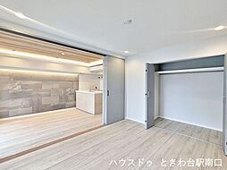 洋室約6.5帖には、大容量のクローゼットを完備し、お部屋をすっきりと保てます。グレーの建具が室内のアクセントとなり、モダンで統一感のあるインテリアを実現しています。