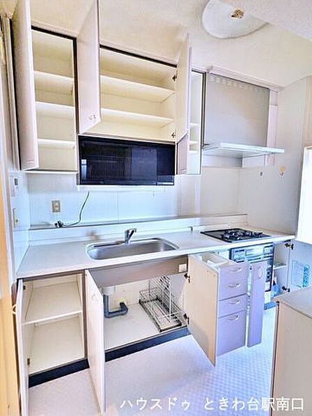 大容量の戸棚や引き出しで、かさばる調理器具も余裕を持って収納可能です。必要なものがすぐに取り出せる、効率的な家事を追求した設計です。