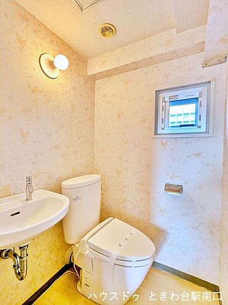 清潔感あふれる11階のトイレ空間。独立した手洗い器を備え、花柄の壁紙が華やかさを演出します。毎日使う場所だからこそ、機能性とデザイン性の両面にこだわりが詰まっています。