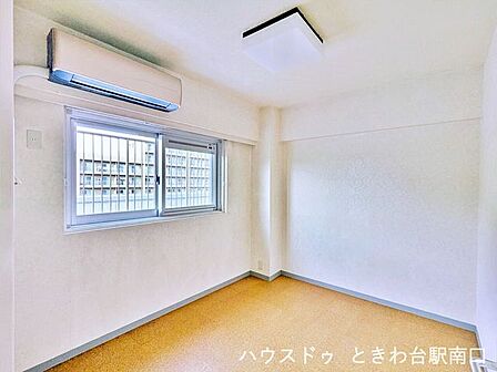 柔らかな光が差し込む約4.7帖の洋室。シンプルな内装は、どんな家具とも合わせやすく、自分らしいお部屋作りを楽しめます。エアコンも完備されており、一年中快適に過ごせる個室です。