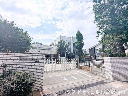 和光市立第二中学校和光市立第二中学校は、緑豊かな環境の中で生徒たちがのびのびと学ぶ公立中学校です。学業や部活動に力を入れ、豊かな心と主体性を育む教育を行っています。 790m