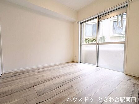 全室バルコニーに面した角部屋設計で、明るい光が差し込む開放的なお部屋です。新規貼り替え済みのフローリングが心地よい空間を演出。2LDKの間取りは、子育て世帯にも適したゆとりある住環境です。