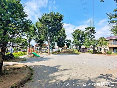 徳丸ケ丘公園遊具と広々とした広場を備え、子どもがのびのび遊べる公園。木陰やベンチもあり、親子で過ごしやすい場所です。 180m