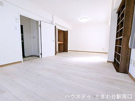 角住戸のため風通しも良く、開放感のあるお部屋です。東武東上線「中板橋」駅より徒歩8分の立地で、1Kの間取りながらゆったりとした一人暮らしの時間を満喫できる広さが確保されています。