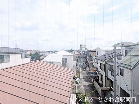 角部屋につき通風も良好で、窓からは開放的な街並みを望めます。長期修繕計画があるマンションのため、将来を見据えても心強い、管理体制の整った住環境が整っています。