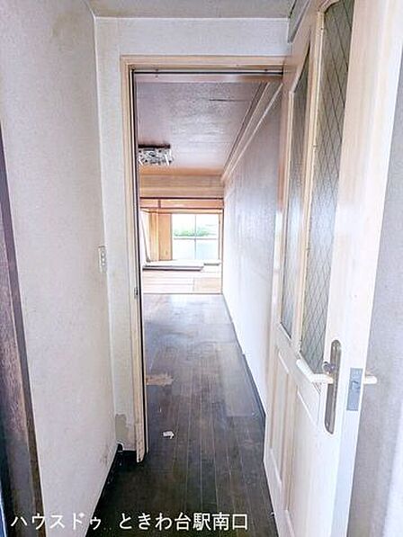 玄関からお部屋の奥まで視線が通り、奥行きを感じる空間構成です。木目調の扉のデザインが、お部屋に優しい印象を与えています。