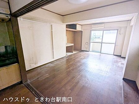 バルコニーへ続く大きな窓があり、開放感のあるお部屋です。収納スペースも確保されており、家具の配置がしやすいシンプルな形状が魅力です。