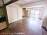 リビング/ダイニング：バルコニーへ続く大きな窓があり、開放感のあるお部屋です。収納スペースも確保されており、家具の配置がしやすいシンプルな形状が魅力です。