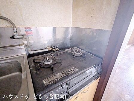 2口のガスコンロが備わった、実用的なキッチンです。火力を調整しやすく、毎日のお料理を効率よく楽しめる機能的な作りになっています。