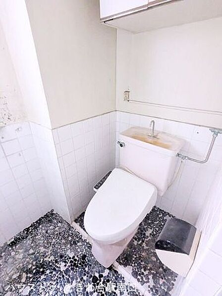 お手入れのしやすいシンプルなトイレ空間です。温水洗浄便座が設置されており、日々の生活をサポートしてくれる設備が整っています。