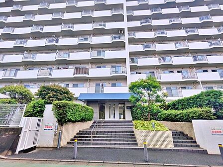 白を基調とした堂々たる佇まいの地上10階建て、総戸数172戸の大規模マンションです。東武東上線「東武練馬」駅から徒歩6分と、日々の通勤やお出かけにも軽快な立地にございます。