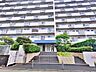 外観：白を基調とした堂々たる佇まいの地上10階建て、総戸数172戸の大規模マンションです。東武東上線「東武練馬」駅から徒歩6分と、日々の通勤やお出かけにも軽快な立地にございます。