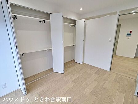 開口部が広く荷物の出し入れがしやすい折れ戸仕様のクローゼット。棚板付きで空間を無駄なく活用できます。
