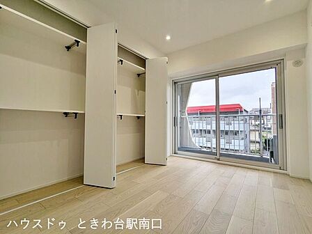 バルコニーに面した窓から自然光が差し込む洋室。大容量収納が完備されているため、お部屋を広く使えます。
