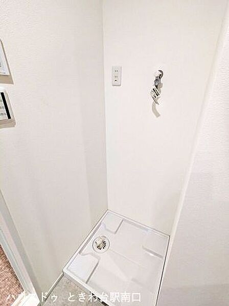 室内洗濯機置き場には専用の防水パンを設置。白を基調としたすっきりとした空間でお手入れも容易です。