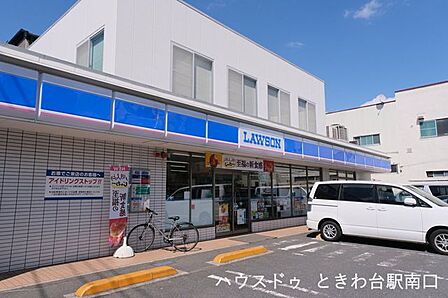 ローソン 前野町六丁目店24時間営業のコンビニが徒歩圏内にあり、急な買い物や夜間の利用にも便利。日用品や食品が揃い、忙しい日々の強い味方です。 520m